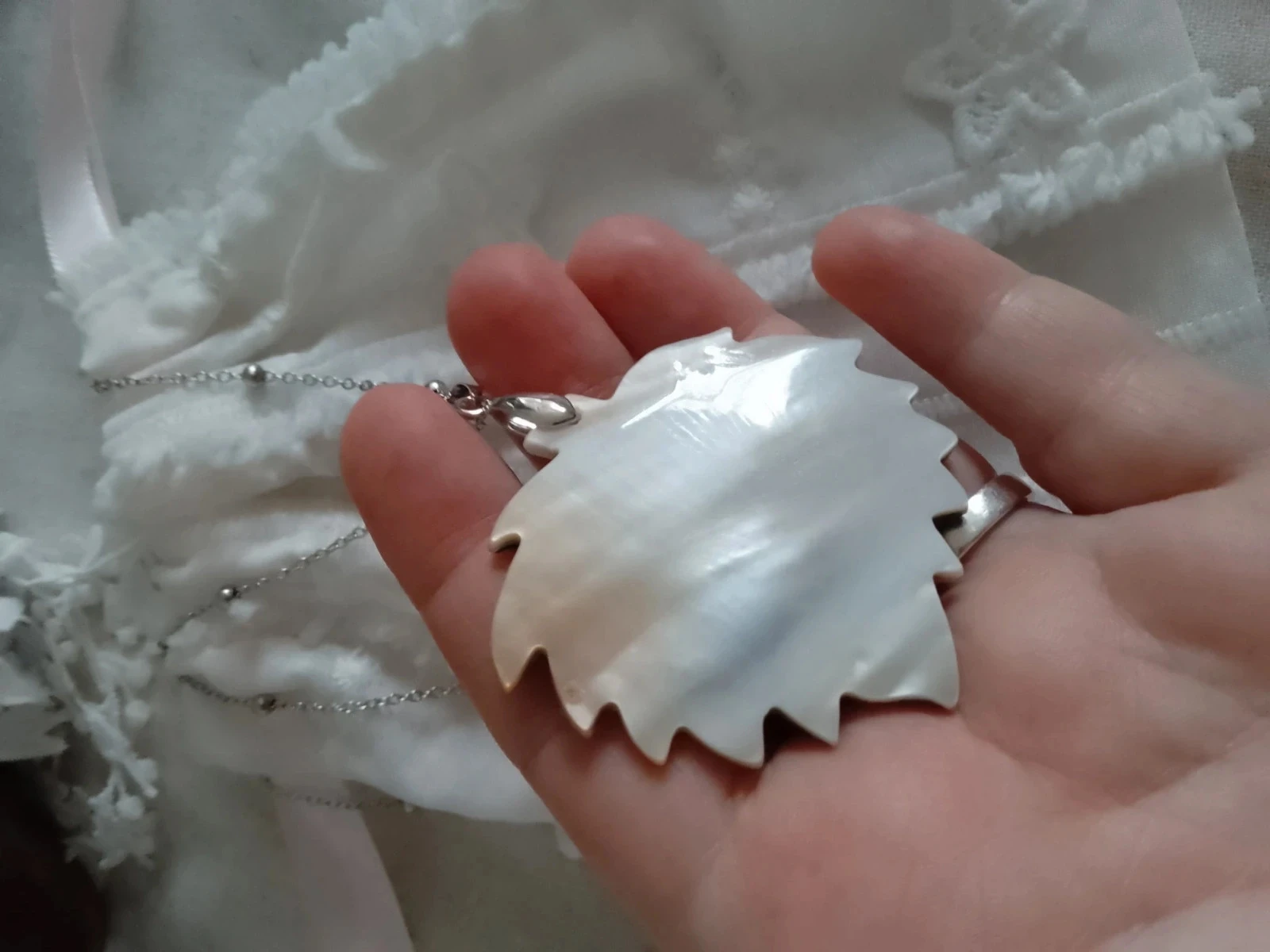 Boho leaf pendant necklace in abalone mother-of-pearl – photo 3